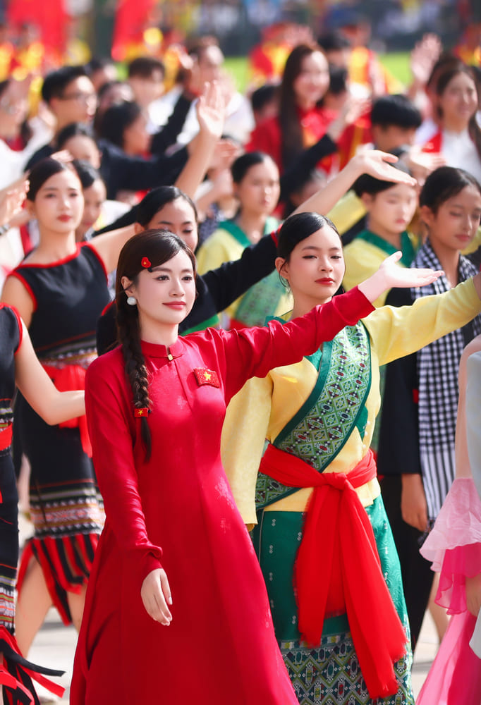 Sao Mai Nguyen Thu Hang tham gia dieu hanh cungg 