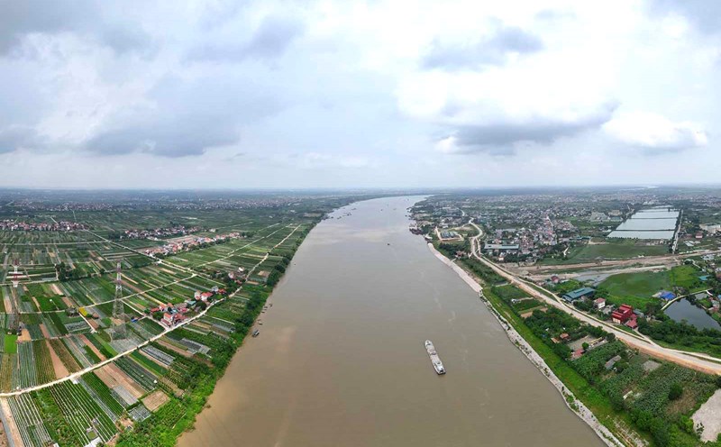 The construction area of Me So bridge across the Red River belongs to the Ring Road 4 project, connecting Hanoi with Hung Yen. Photo: Huu Chanh