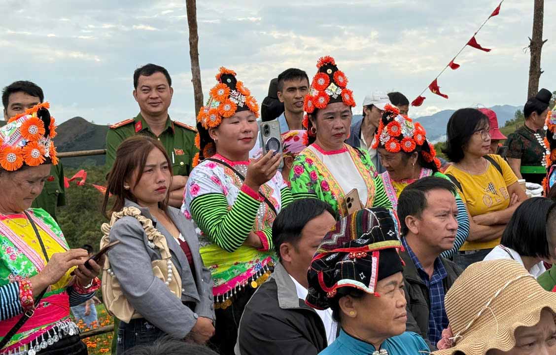 Un gran numero de compatriotas de diversas etnias participan en la inauguracion del mercado turistico de Pha Din (Dien Bien). Foto: Van Thanh Chuong