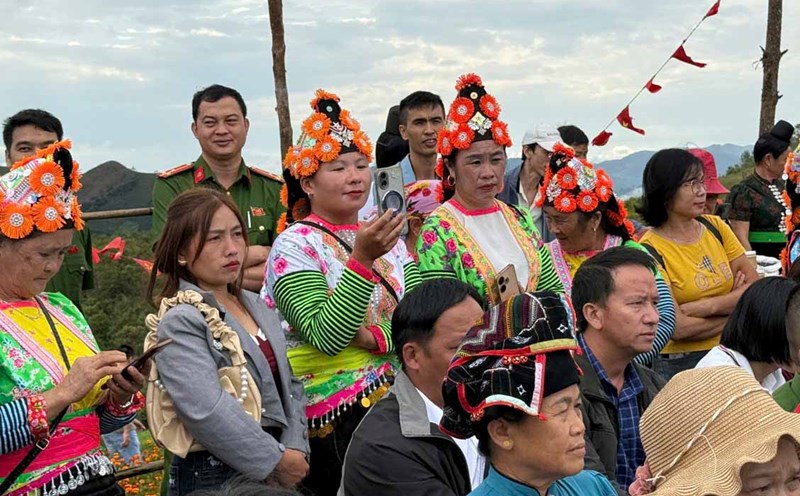 A large number of ethnic groups participated in the opening ceremony of Pha Din Tourist Market (Dien Bien). Photo: Van Thanh Chuong