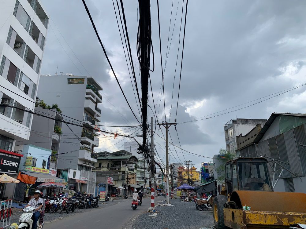 Ban quan ly cac du an luoi dien phan phoi TPHCM (truc thuoc EVNHCMC) dang lam va du kien den thang 9.2025 se hoan thanh, dua toan bo he thong dien tu luoi noi xuong ngam. Anh: Thai Bao