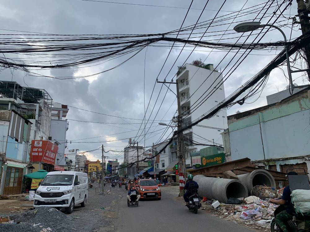 Ngoai cot dien chua di doi, ghi nhan tai khu vuc thi cong du an, cac khoi be tong, xa ban nam vat vuong o via he gay mat my quan do thi. Anh: Thai Bao