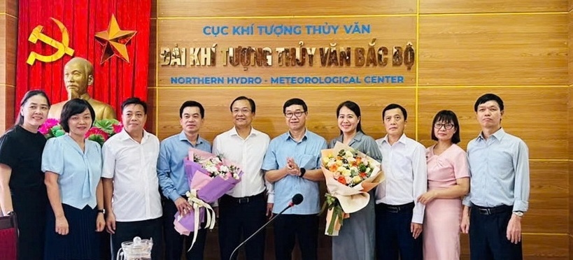 Les dirigeants du Syndicat vietnamien de l'agriculture et de l'environnement felicitent le syndicat de base de la station hydrometeorologique du Nord. Photo : Phuong Chi