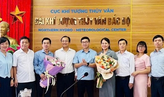 Lãnh đạo Công đoàn Nông nghiệp và Môi trường Việt Nam chúc mừng Công đoàn cơ sở Đài Khí tượng thủy văn Bắc Bộ . Ảnh: Phương Chi