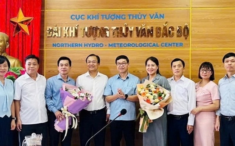 Los lideres del Sindicato de Agricultura y Medio Ambiente de Vietnam felicitan al Sindicato de Base de la Estacion Hidrometeorologica del Norte. Foto: Phuong Chi