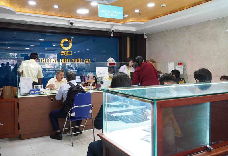 La demande d'achat d'or des habitants de Ho Chi Minh-Ville reste elevee. Photo : Ha May