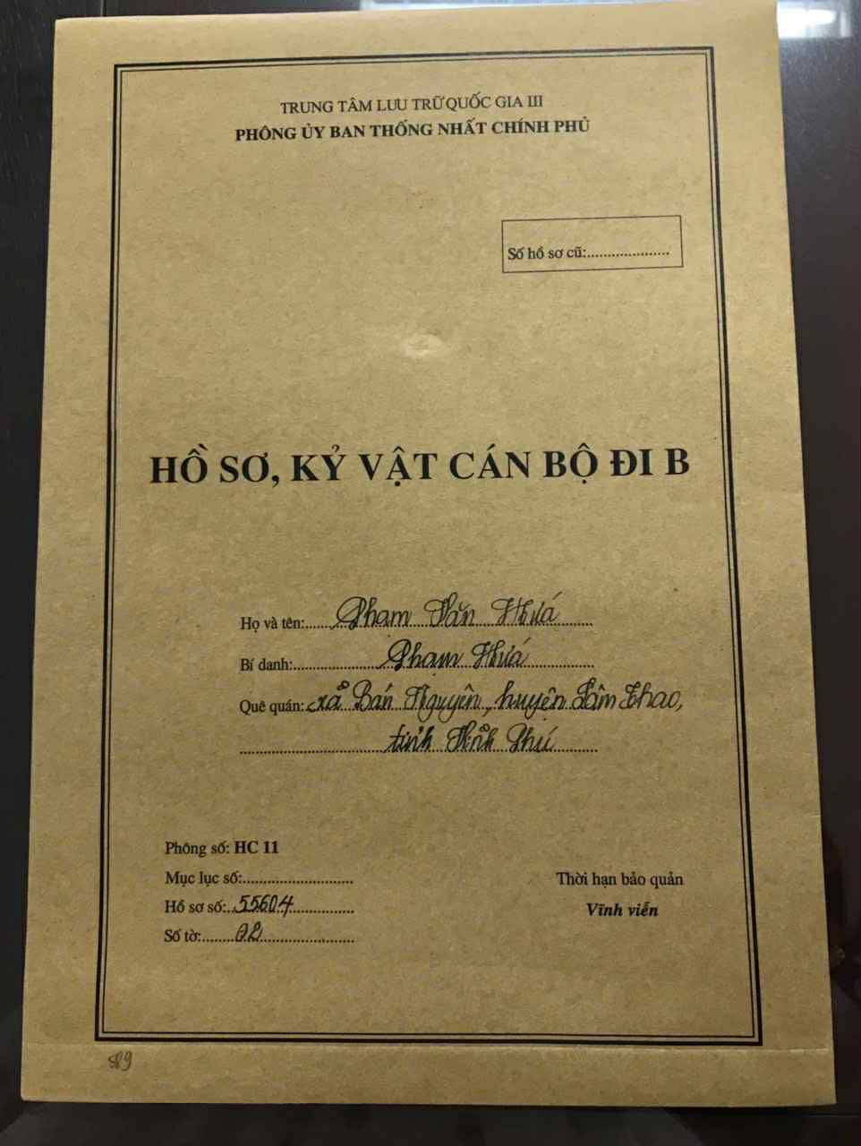 The cover of the dossier and souvenirs of the officer going to B are being stored at the National Archives Center III. Photo: Document