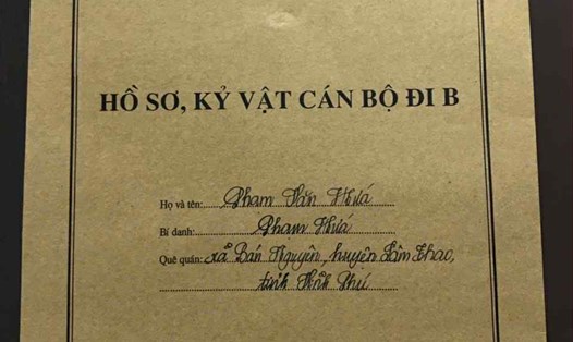 Bìa hồ sơ, kỷ vật cán bộ đi B đang được lưu trữ tại Trung tâm Lưu trữ Quốc gia III. Ảnh: Tư liệu