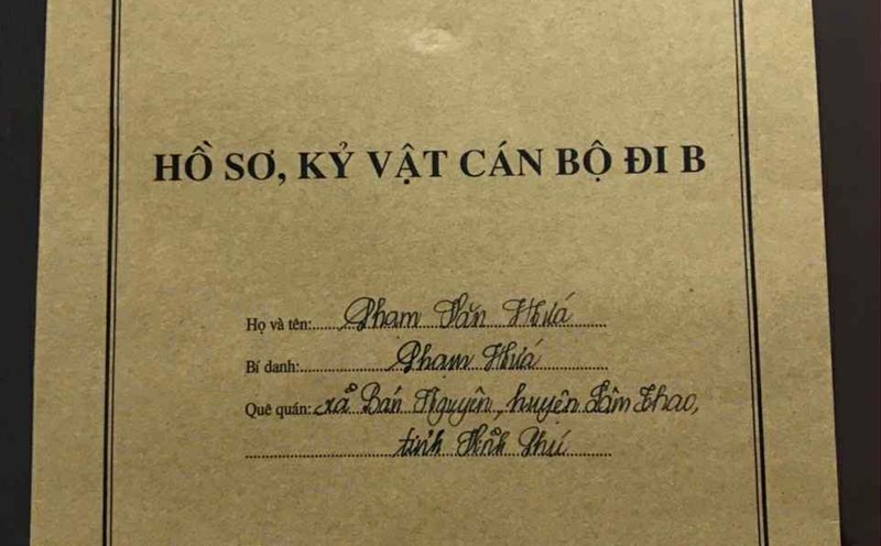 The cover of the dossier and souvenirs of the officer going to B are being stored at the National Archives Center III. Photo: Document
