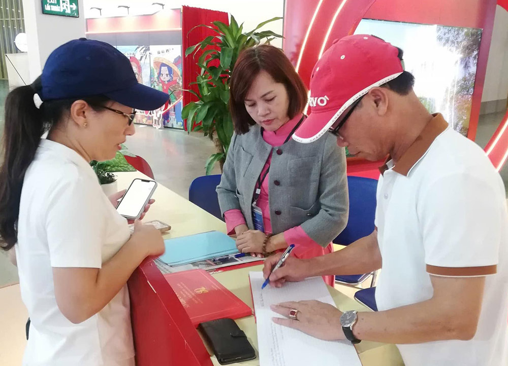 Ong Pham Van Thanh, con trai cua ong Pham Van Hua, ghi lai cam tuong tai khong gian trien lam cua Cuc Van thu va Luu tru nha nuoc. Anh: Trung tam Luu tru quoc gia III