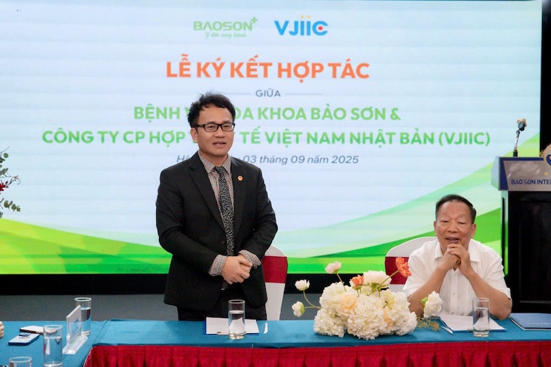 Mr. Do Quang Ba - Chairman of VJIIC (left) and Mr. Nguyen Truong Son - Chairman of Bao Son Group (right) - at the signing ceremony of cooperation in the health sector. Photo: Duc Van