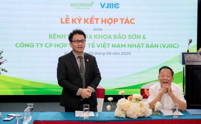 Mr. Do Quang Ba - Chairman of VJIIC (left) and Mr. Nguyen Truong Son - Chairman of Bao Son Group (right) - at the signing ceremony of cooperation in the health sector. Photo: Duc Van