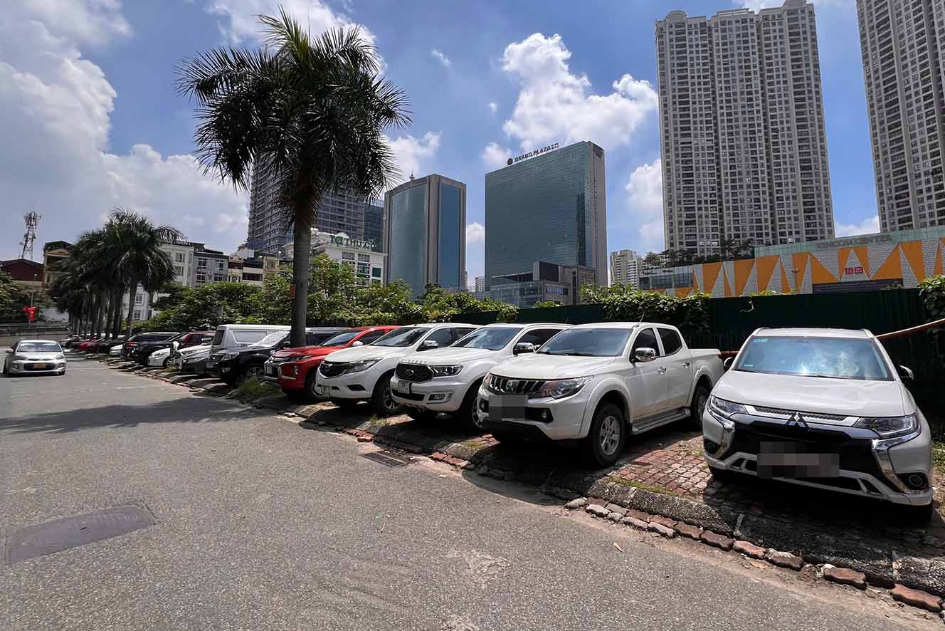 Mot phan via he bao quanh du an bi chiem dung lam bai do xe. Anh: Huu Vu