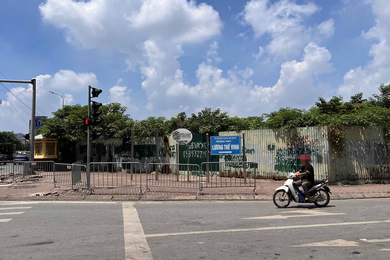 Du an bo khong nhieu nam khien canh quan khu vuc nay tro nen nhech nhac. Anh: Huu Vu