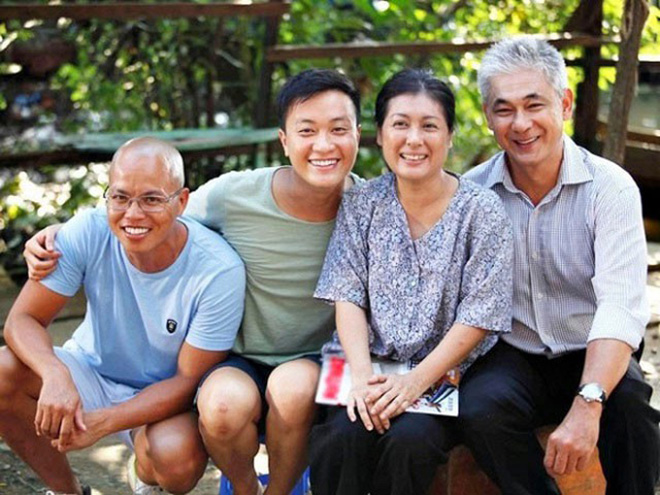 Tung Yuki (phai) dong vai nguoi cha lanh lung, nghiem khac cua Luong Manh Hai trong phim “Bong dung muon khoc“. Anh: Doan phim cung cap