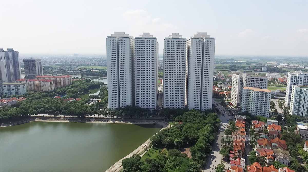 El terreno de servicios generales y viviendas en la zona urbana de Linh Dam ha sido ajustado a la planificacion para construir 12 edificios de apartamentos superiores a los pisos superiores lo que provoca una sobrecarga de poblacion. Foto: Nguyen Tung.