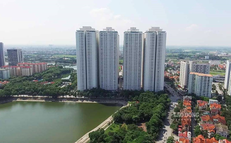 The general service land and housing in Linh Dam urban area have had their planning adjusted to build 12 apartment buildings above ground, causing overload in population. Photo: Nguyen Tung.