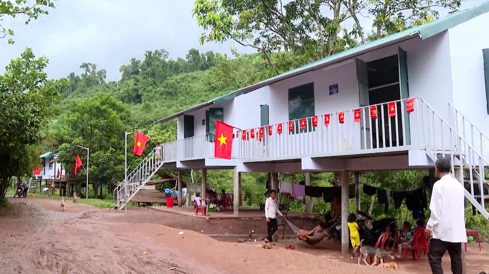 Hundreds of poor households in border communes of Quang Tri receive new houses. Photo: Hoai Nam
