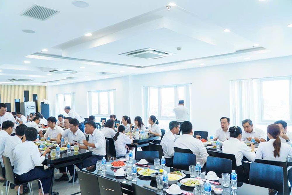 Les membres du syndicat et les employes de la societe d'electricite de Tay Ninh se rassemblent lors du 'Repas du syndicat'. Photo : Societe d'electricite de Tay Ninh