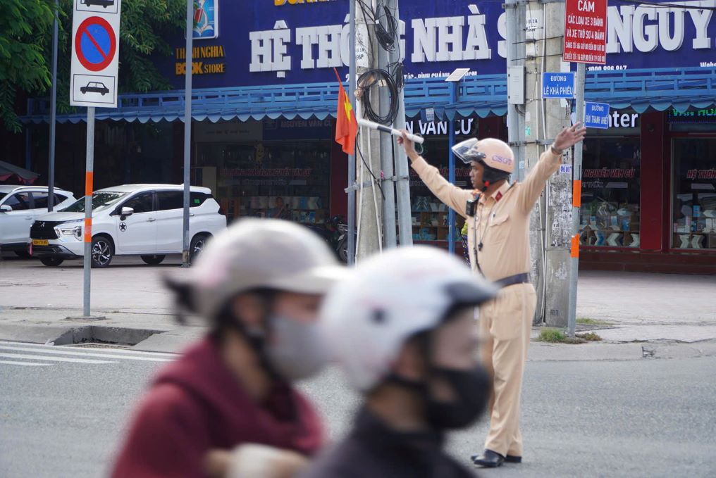 ホーチミン市の交通警察は、29の高速道路1Aの交通を規制しています。写真：Chan Phuc