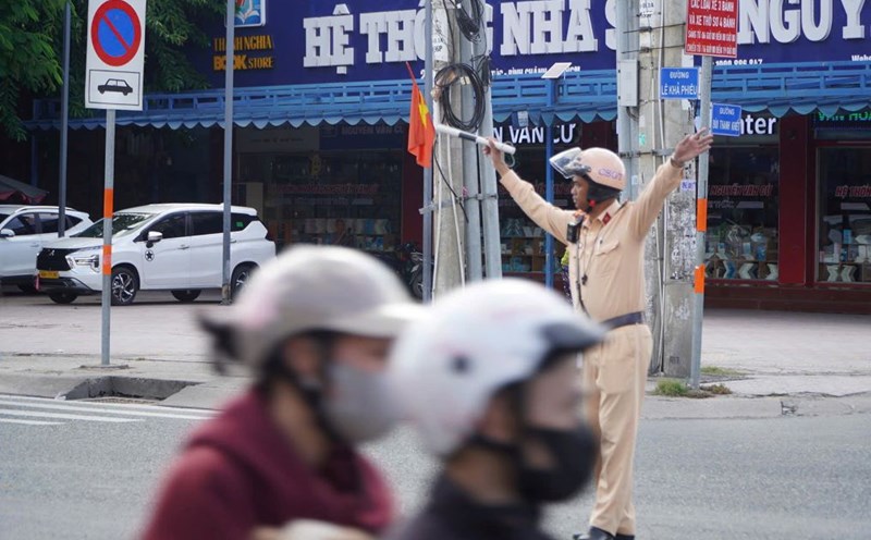 Ho Chi Minh City Traffic Police regulated traffic on National Highway 1A on September 2. Photo: Chan Phuc