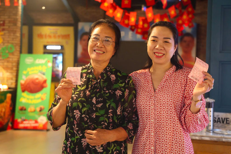 Many elderly people in Ho Chi Minh City relive memories when watching "Red Rain" for the first time at a cinema