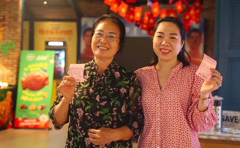 Many elderly people in Ho Chi Minh City relive memories when watching "Red Rain" for the first time at a cinema