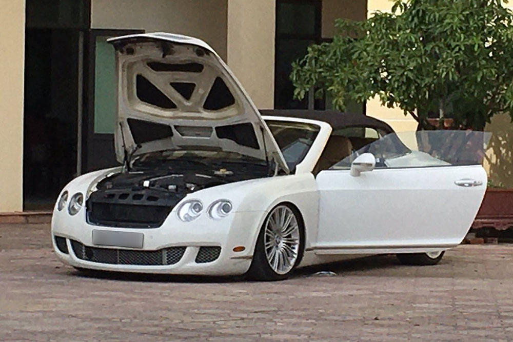 ディエンビエンで目撃された最初の世代のベントレーコンチネンタルGTCルーフ。写真:Hoang Bach