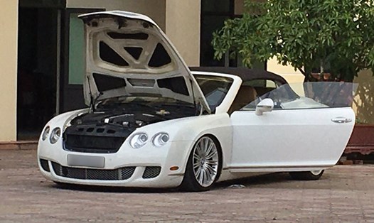 Chiếc Bentley Continental GTC mui trần thế hệ đầu tiên được bắt gặp ở Điện Biên. Ảnh: Hoàng Bách