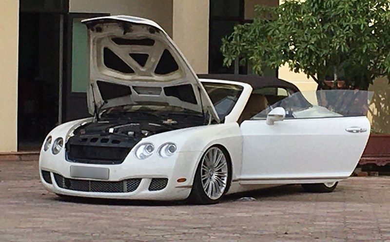 The first-generation Bentley Continental GTC convertible is spotted in Dien Bien. Photo: Hoang Bach