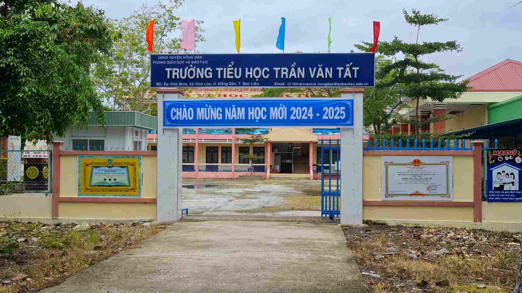 La provincia de Ca Mau tiene actualmente 316/324 escuelas primarias publicas que enseñan 2 turnos al dia. Muchas escuelas en zonas remotas y aisladas aun no han organizado la enseñanza de 2 turnos al dia. Foto: Nhat Ho