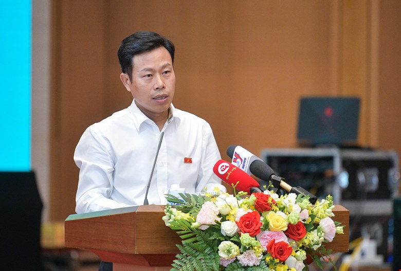 Transfer and appoint Mr. Le Quan - Director of Hanoi National University - to the position of Deputy Minister of Education and Training. Photo: Pham Dong