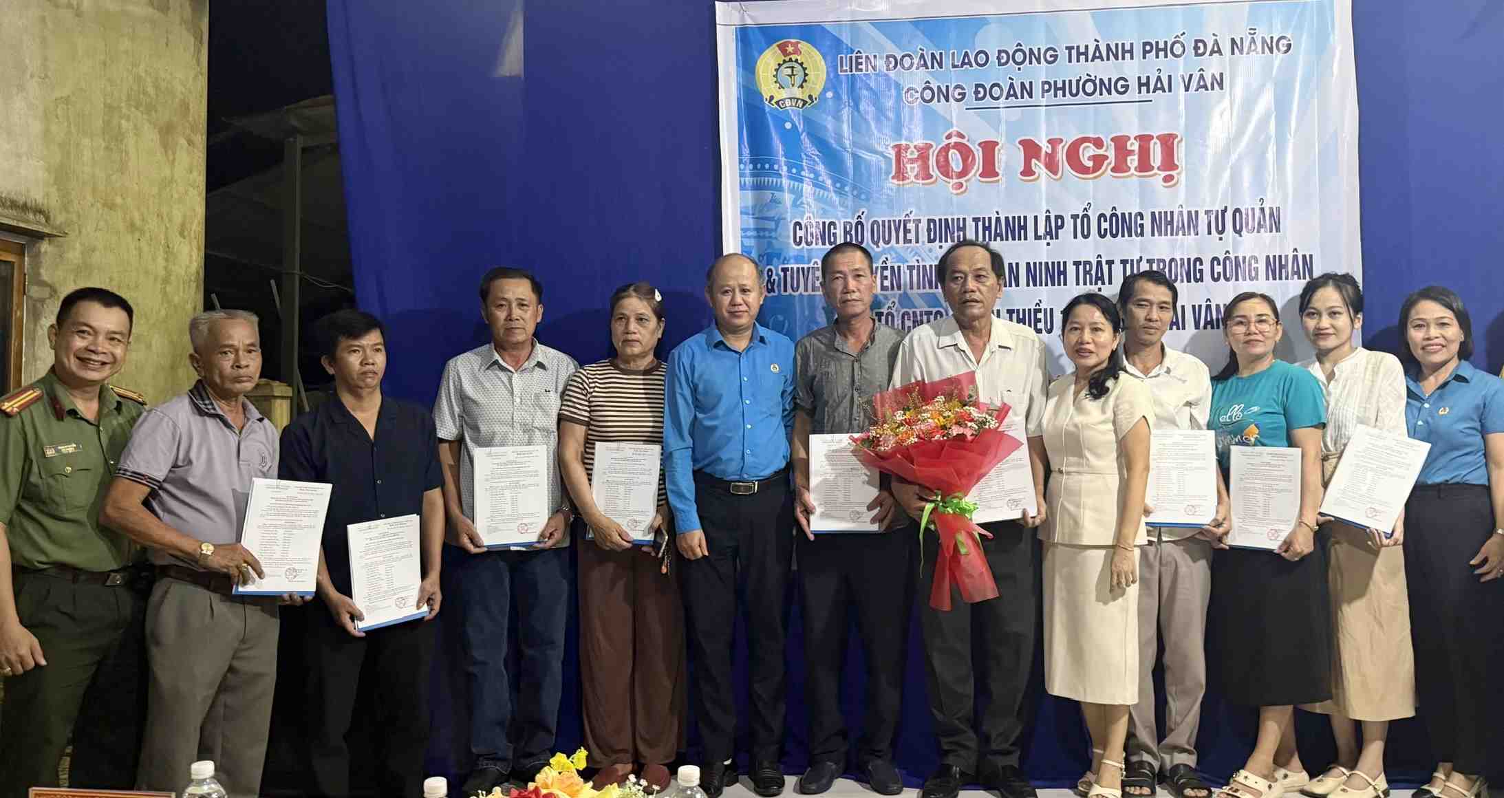 Le groupe d'ouvriers autonomes lsf modele de mobilisation populaire habile a ete encourage par le Comite municipal du Parti de Da Nang a elargir l'organisation syndicale. Photo : Phan Ha
