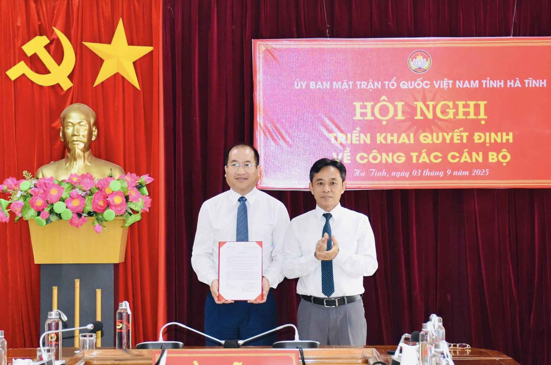 M. Nguyen The Hoan a reçu la decision du Comite provincial du Parti de Ha Tinh de se rendre au Comite du Front de la Patrie du Vietnam de la province de Ha Tinh pour se presenter a l'election pour le poste de vice-president du Comite du Front de la Patrie du Vietnam de la province pour le mandat 2024-2029 elu president de la Federation provinciale du travail pour le mandat 2023-2028. Photo : Front de Ha Tinh.