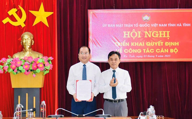 Mr. Nguyen The Hoan received the decision of the Ha Tinh Provincial Party Committee to work at the Ha Tinh Provincial Vietnam Fatherland Front Committee to introduce the semi-election to hold the position of Vice Chairman of the Provincial Vietnam Fatherland Front Committee for the 2024-2029 term, and was elected to hold the position of Chairman of the Provincial Federation of Labor for the 2023-2028 term. Photo: Ha Tinh Front.