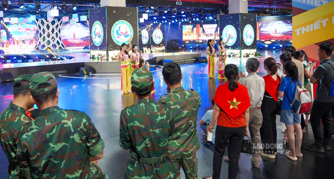 “Chung toi mong muon la hoat dong bieu dien o trung tam trien lam se cang ngay nhan rong hon de thu hut du khach nuoc ngoai cung nhu la trong nuoc biet den va cam nhan duoc nhung mau sac van hoa dac thu cua Viet Nam” dien vien Hai Anh bay to.