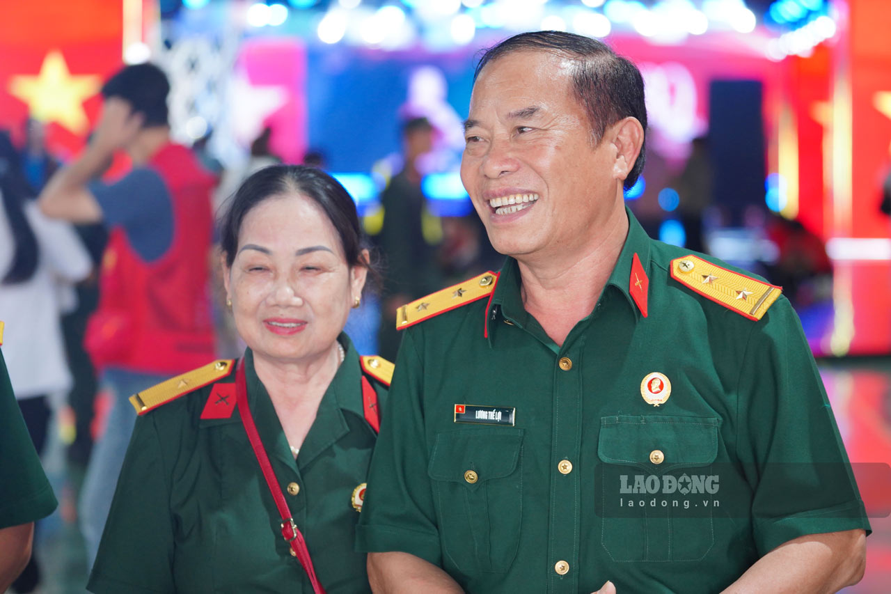 Ong Luong The Loi tu Quang Ninh len Ha Noi de xem chuong trinh trien lam A80, ong cho biet: “Lan dau tien toi duoc chung kien mot trien lam lon nhu the nay nhan dip ky niem 80 nam Cach mang thang Tam thanh cong va Quoc khanh 2.9. Trong trien lam, chung toi duoc tham quan cac gian hang, dac biet cac chuong trinh bieu dien nghe thuat rat cong phu gan lien voi dac sac cua cac vung mien tao nen suc manh cua dan toc Viet Nam“.