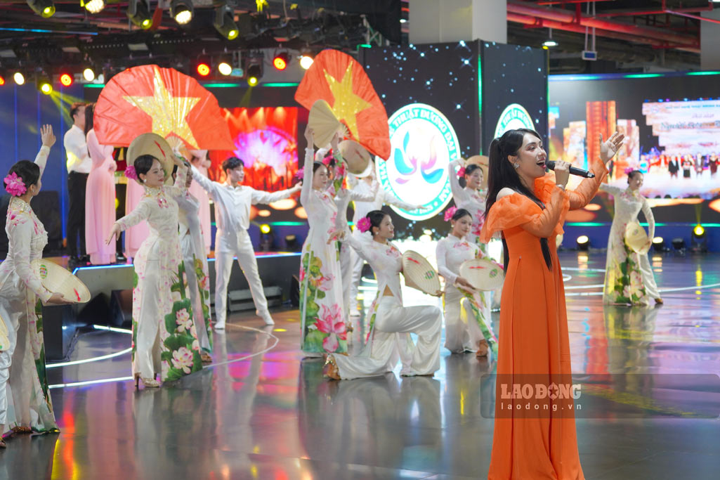 Dien vien Hai Anh - Doan Nghe thuat Duong dai Viet Nam cam thay la khan gia o day rat don nhan va ho rat la yeu men nhung nghe si cung nhu la cac tiet muc duoc trinh dien tai day.
