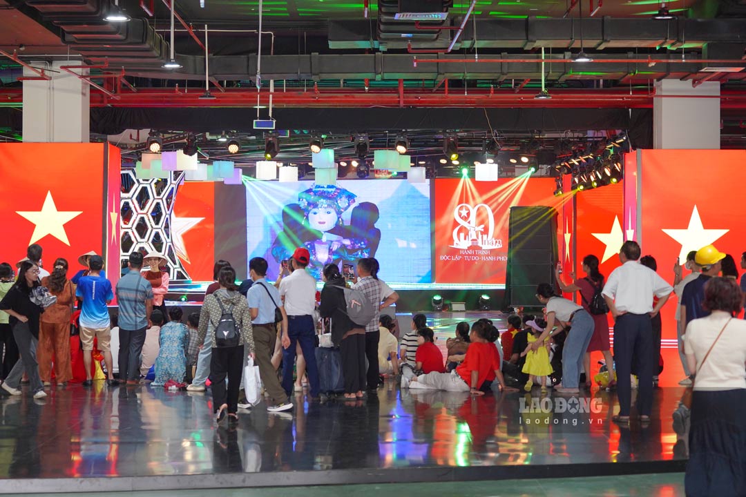 Sang 3.9, Trien lam A80 tai San khau nha A, Trung tam Trien lam Quoc gia Viet Nam khong chi trung bay ma con co mot san khau lon voi nhieu chuong trinh nghe thuat hap dan.