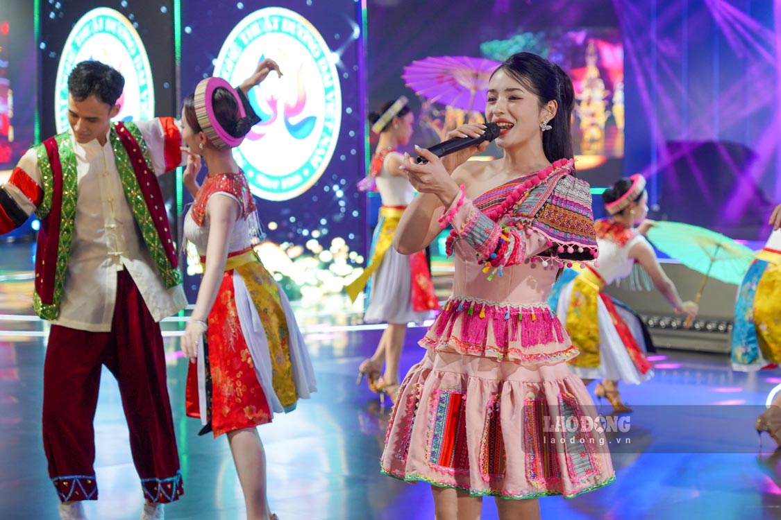 De lam phong phu them trai nghiem cua khach tham quan, Nha hat Mua roi Viet Nam da co mot chuoi cac hoat dong van hoa nghe thuat dac sac to chuc 3 show o nhung gio 9h30, 14h, 20h15.