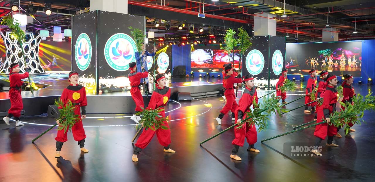 Nha hat nghe thuat Duong dai Viet Nam cung mot chuoi nhung tiet muc bieu dien, mot nhung phan trinh dien keo dai tam tu 30 - 35 phut. Nhieu the loai ca duoc trinh dien tu nhac tre den nhac tru tinh, nhung ca khuc cach mang, nhung bai hat ve tinh yeu doi lua, ve tinh yeu que huong dat nuoc.