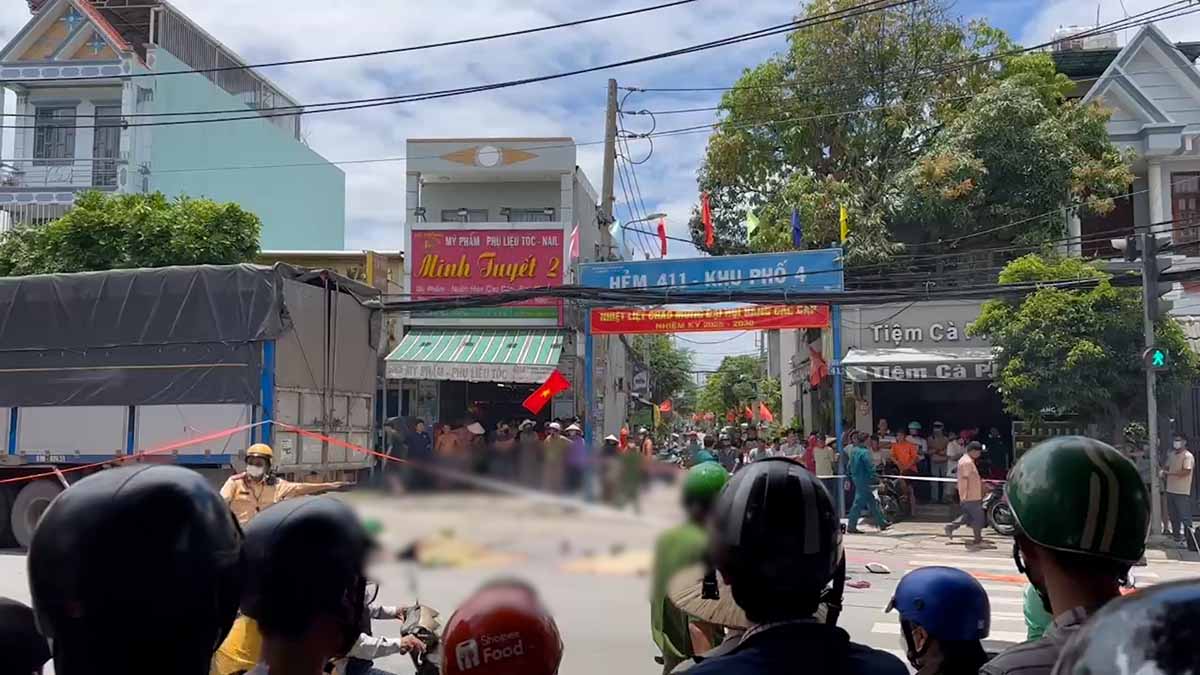 The scene of the tragic accident that killed a mother and child on the spot in Ho Chi Minh City. Photo: Dong Hoang