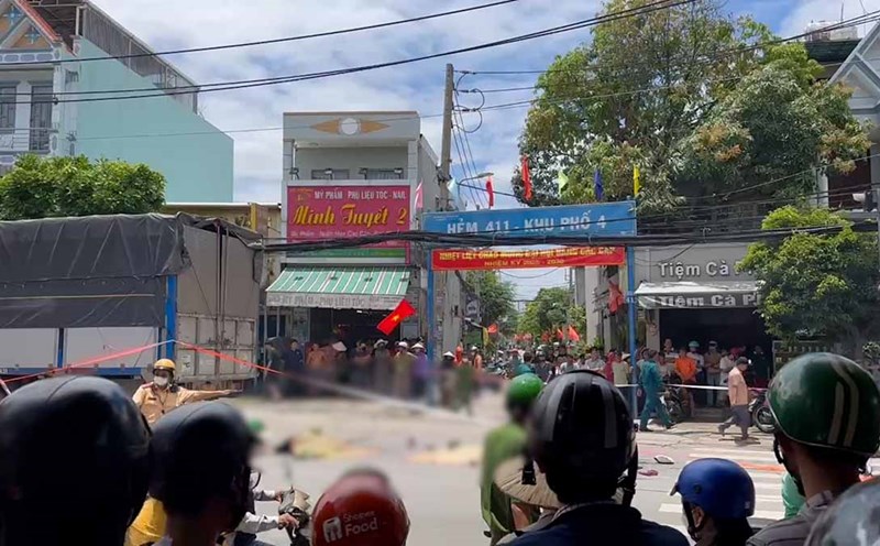 The scene of the tragic accident that killed a mother and child on the spot in Ho Chi Minh City. Photo: Dong Hoang