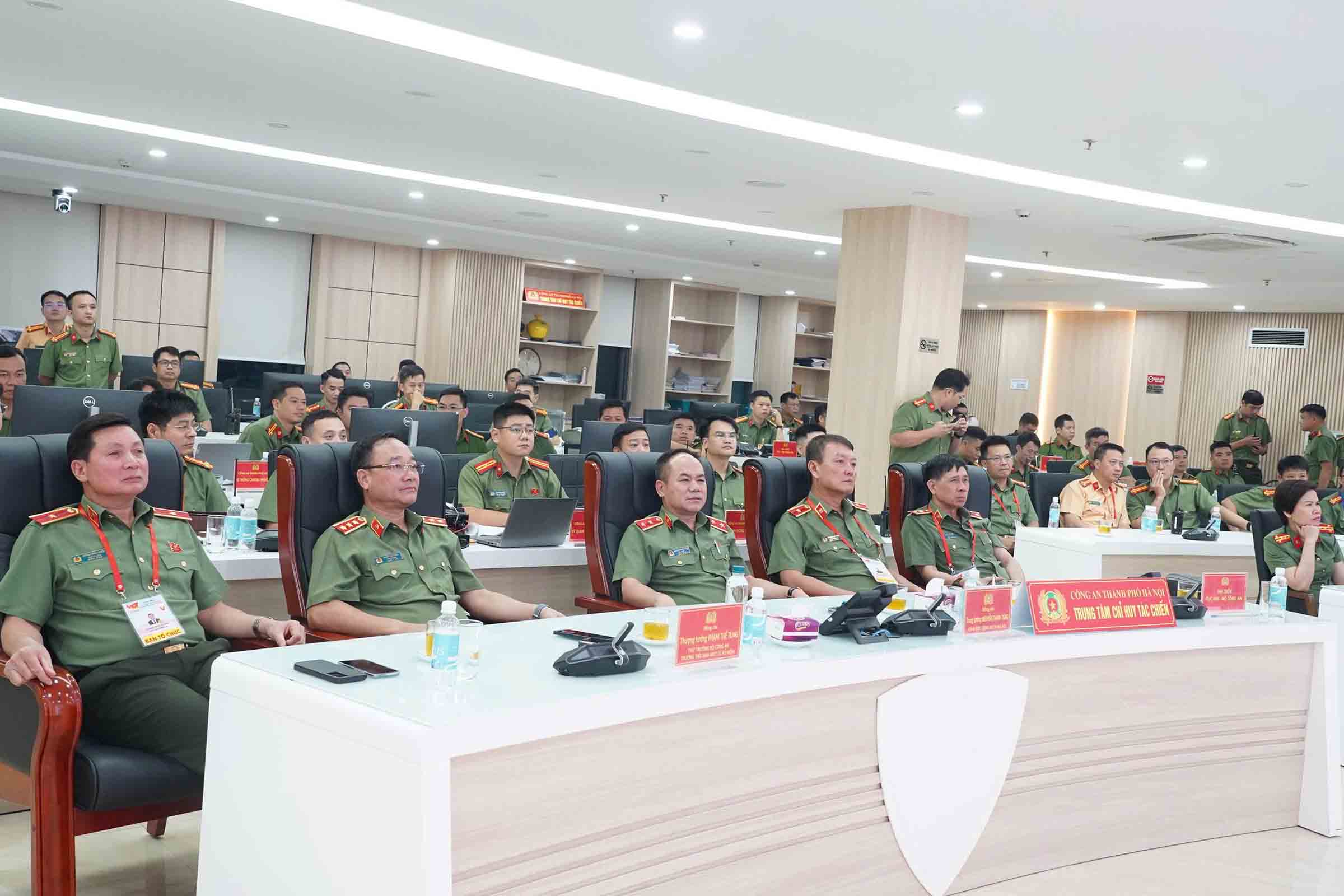 Thuong tuong Pham The Tung - Thu truong Bo Cong an; Trung tuong Nguyen Thanh Tung - Giam doc CATP Ha Noi; cung cac dong chi lanh dao cuc nghiep vu Bo Cong an, CATP... tai Trung tam chi huy, tac chien CATP Ha Noi sang 2.9. Anh: Cong an Ha Noi   