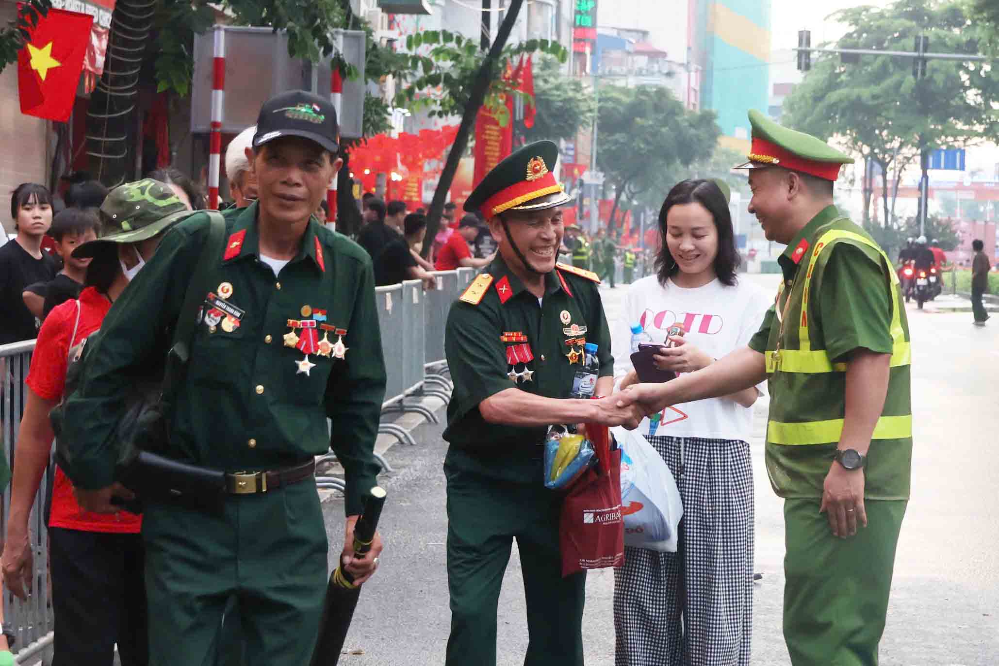 La police de Hanoï guide les anciens combattants vers le lieu prioritaire pour regarder l'evenement A80 le 2 septembre. Photo : Police de Hanoï