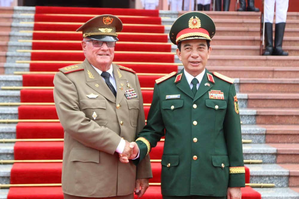 Dai tuong Phan Van Giang va Thuong tuong Alvaro Lopez Miera tai le don. Anh: Ai Van