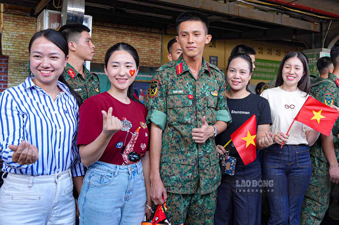 Cac chien si chup anh luu niem cung nguoi dan