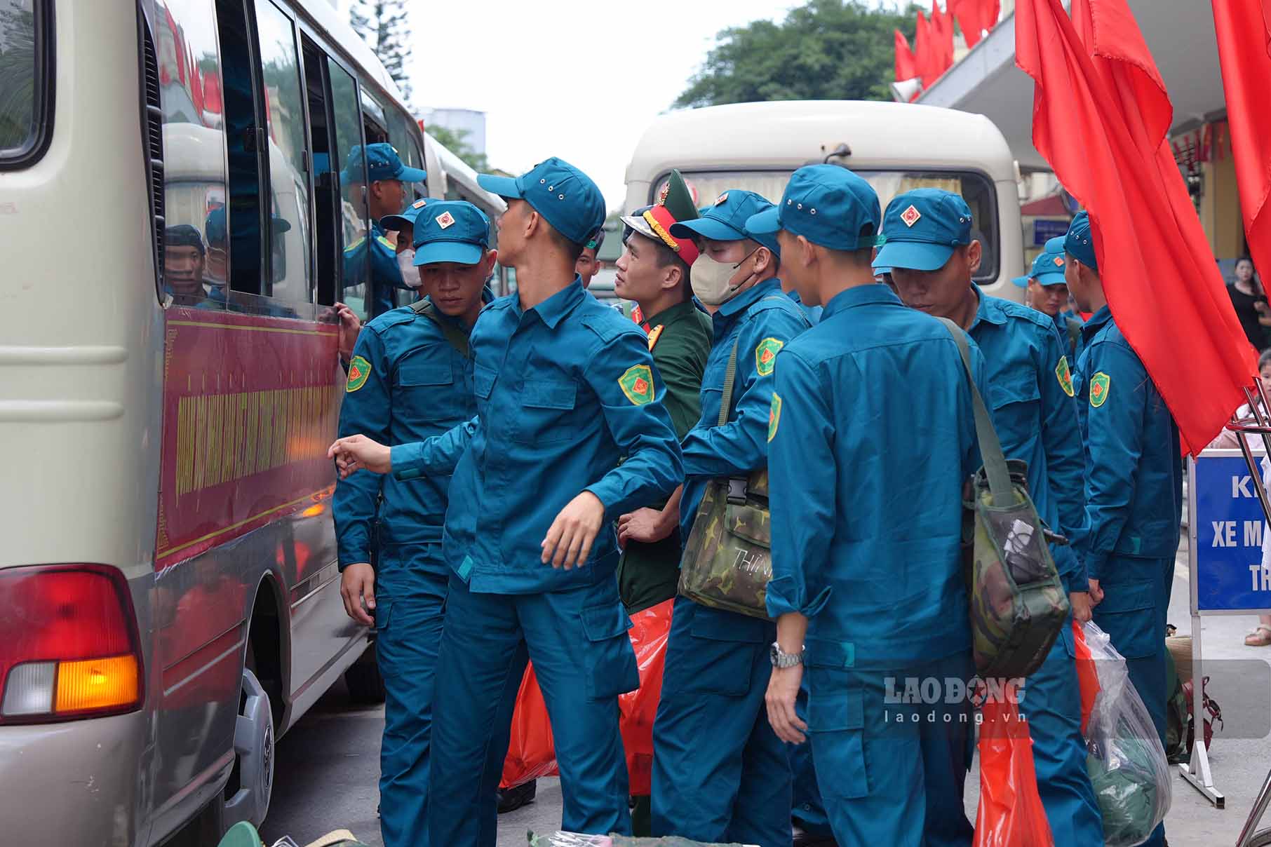Cac chuyen xe dua cac chien si den Ga Ha Noi.