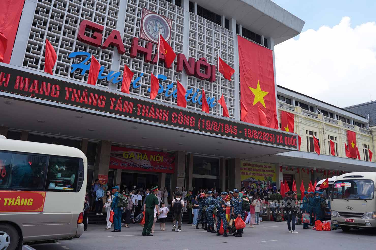 Le ky niem 80 nam Cach mang Thang Tam va Quoc khanh tai Quang truong Ba Dinh da thanh cong tot dep voi su tham gia cua nhieu luc luong trong do co luc luong vu trang. Cac chien si quan doi bat dau co dong ve lai don vi tu hom nay. Theo ghi nhan khoang trua ngay 3.9, cac chien si da co mat tai Ga Ha Noi di chuyen len tau.