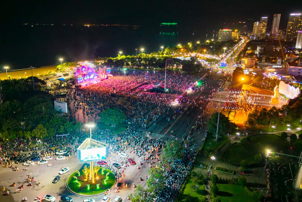 9月2日夜、Dai Doan Ket広場(Pleiku区)で開催された8月革命と建国80周年を記念する芸術プログラムの高高度花火大会。写真:Pham Quy